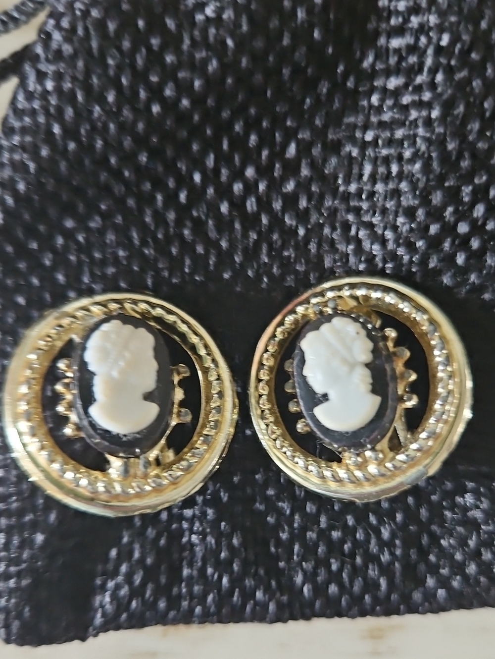 Vintagw Gold Tone Black & White Cameo Clip On Earrings